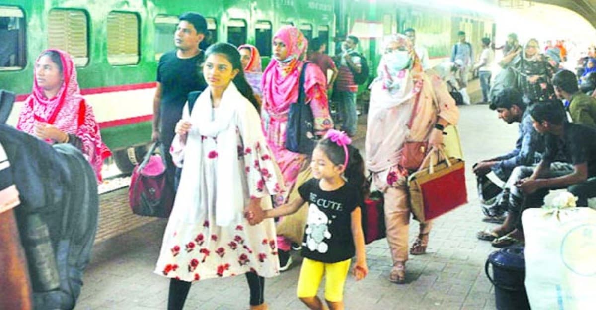 ট্রেনে উৎসবমুখর পরিবেশে যাত্রীদের ঈদযাত্রা