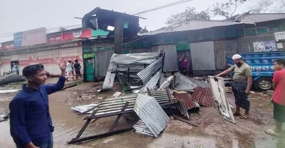 ভোলায় আকস্মিক ঝড়ে বিধ্বস্ত ২ শতাধিক ঘরবাড়ি, নিহত ২
