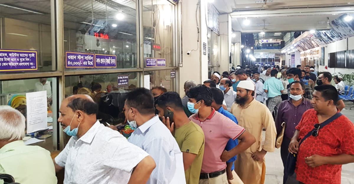 ঈদের ছুটির আগে ব্যাংক পাড়ায় টাকা তোলার হিড়িক