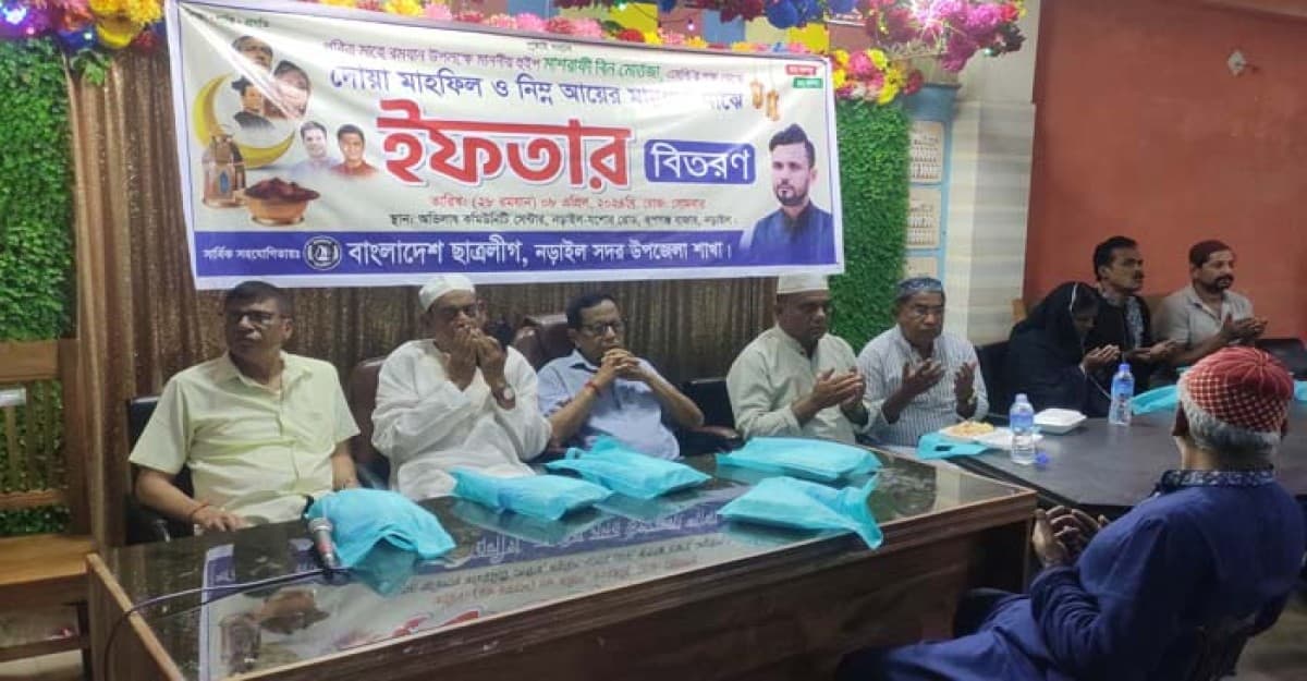 হুইপ মাশরাফির নিম্ন আয়ের মানুষের মাঝে ইফতার বিতরণ