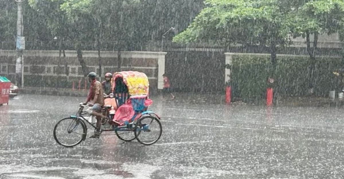 রাজধানীতে হঠাৎ স্বস্তির বৃষ্টি