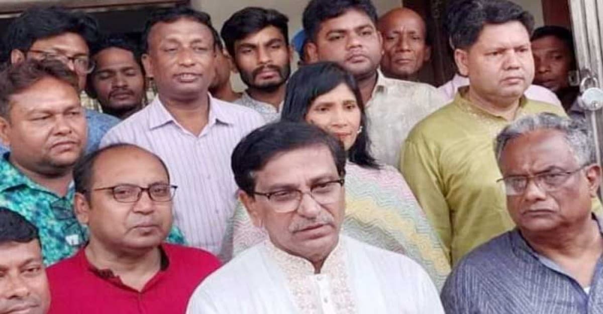 দায়িক্তশীল পদে থেকে এভাবে মির্থাচার করে জনগণকে বিভ্রান্ত করার কোন অর্থ হয় না: হানিফ