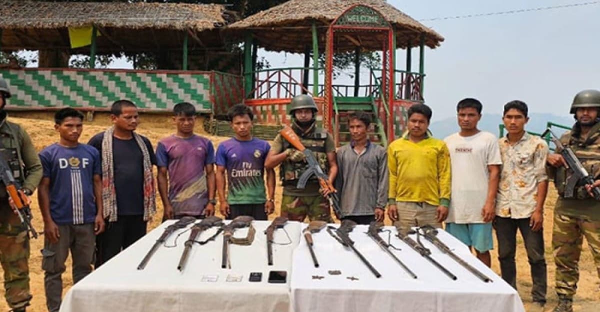 বান্দরবানে সেনা অভিযানে কেএনএফের ৮ সদস্য আটক, অস্ত্র উদ্ধার