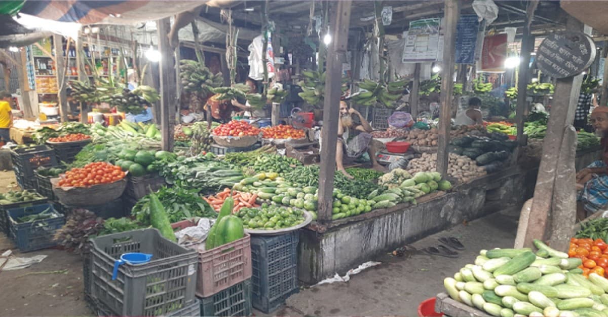 মোংলায় সিন্ডিকেট চক্রের বিরুদ্ধে কাঁচা বাজার ব্যবসায়ীদের অর্থ আত্মসাতের অভিযোগ