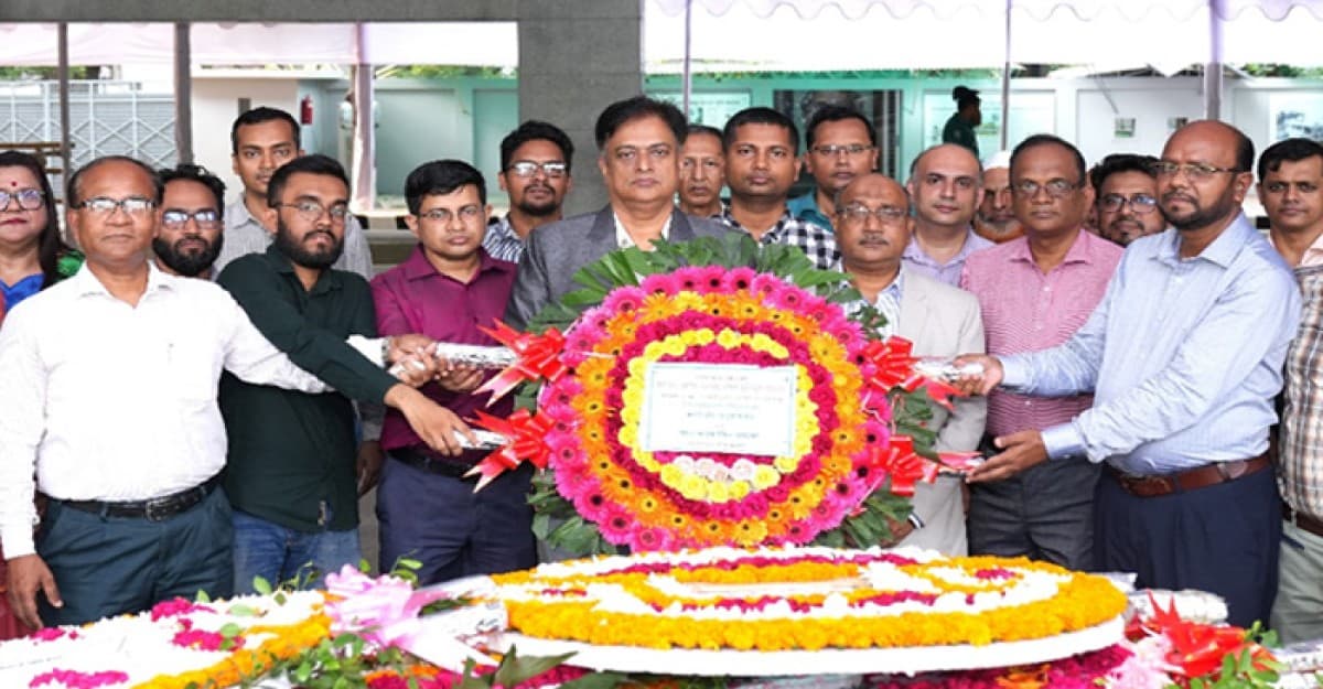 বঙ্গবন্ধুর প্রতিকৃতিতে অগ্রণী ব্যাংকের পদোন্নতিপ্রাপ্ত ডিএমডিদের শ্রদ্ধা নিবেদন