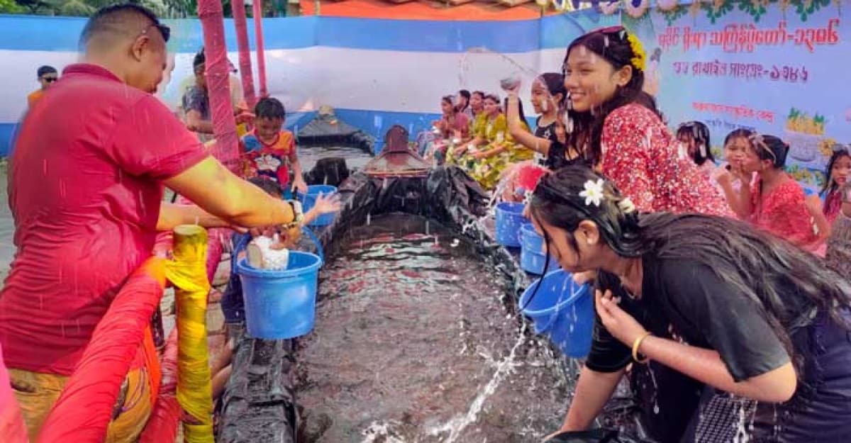 রাখাইন বর্ষ ১৩৮৬ বরণে তিন দিনের জলকেলি উৎসব শুরু