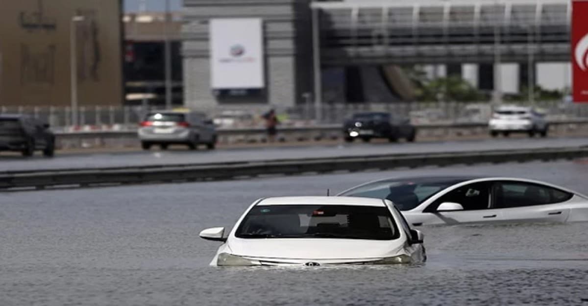 কৃত্রিম বৃষ্টি ঝরাতে গিয়েই কী এমন বন্যার কবলে আরব আমিরাত?