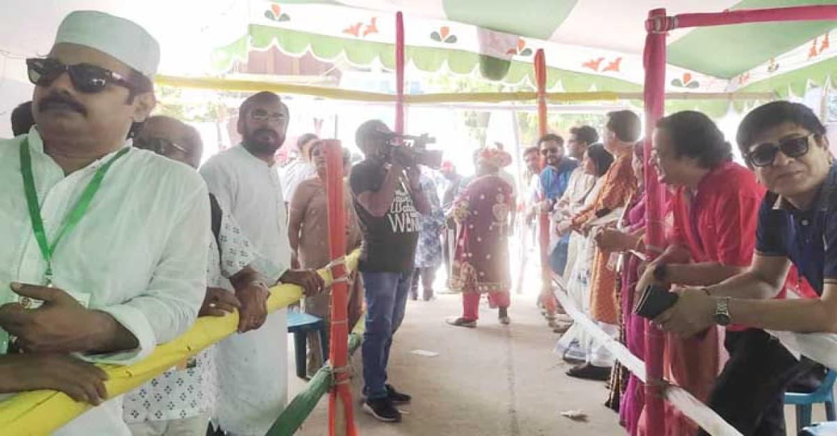 শিল্পী সমিতির ভোট গ্রহণের কার্যক্রম চলছে