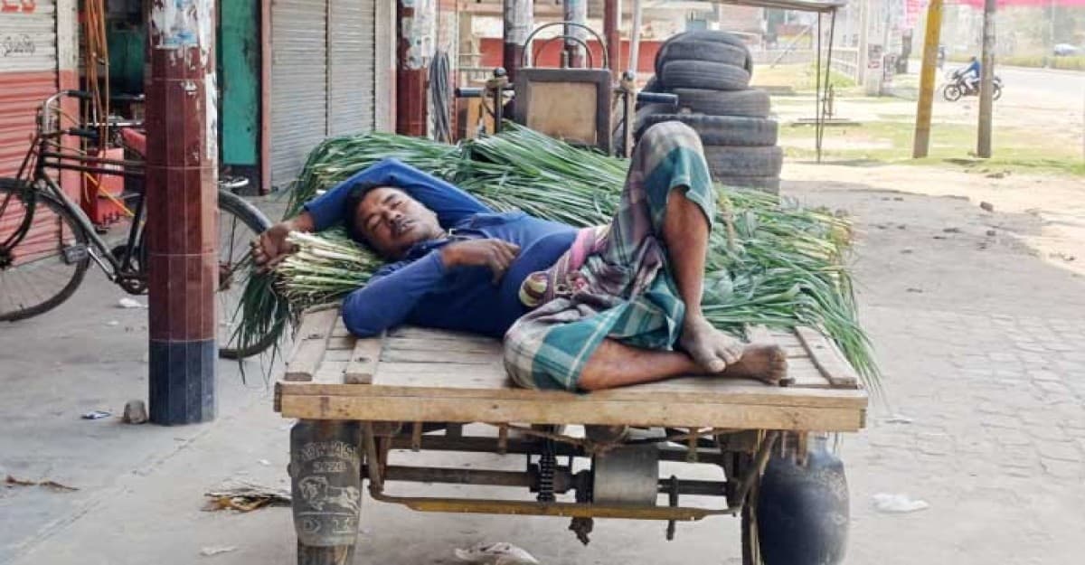 চুয়াডাঙ্গায় রেকর্ড তাপমাত্রা; স্বাস্থ্য সচেতনতায় মাইকিং