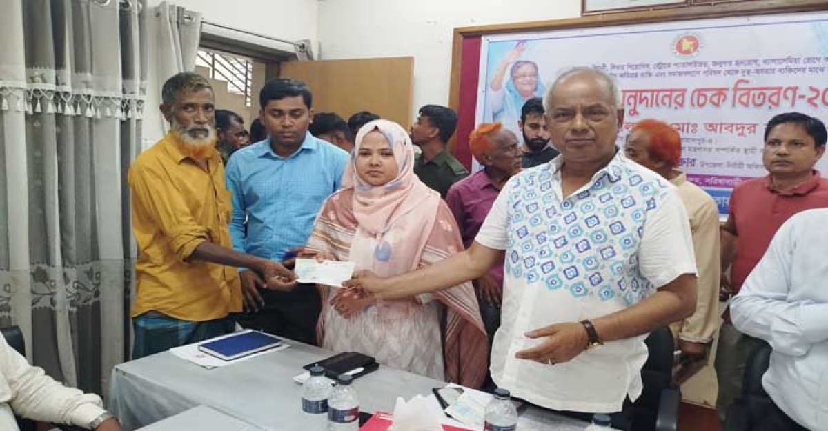 জামালপুরে ক্যান্সার আক্রান্ত রোগীদের মধ্যে চেক বিতরণ