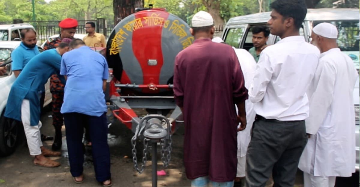 দাবদাহে পথচারীদের সুপেয় পানি সরবরাহ শুরু করেছে ফায়ার সার্ভিস