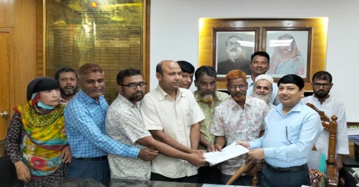 নবম পে-স্কেলসহ ৬ দাবিতে শেরপুরে মানববন্ধন ও স্মারকলিপি প্রদান