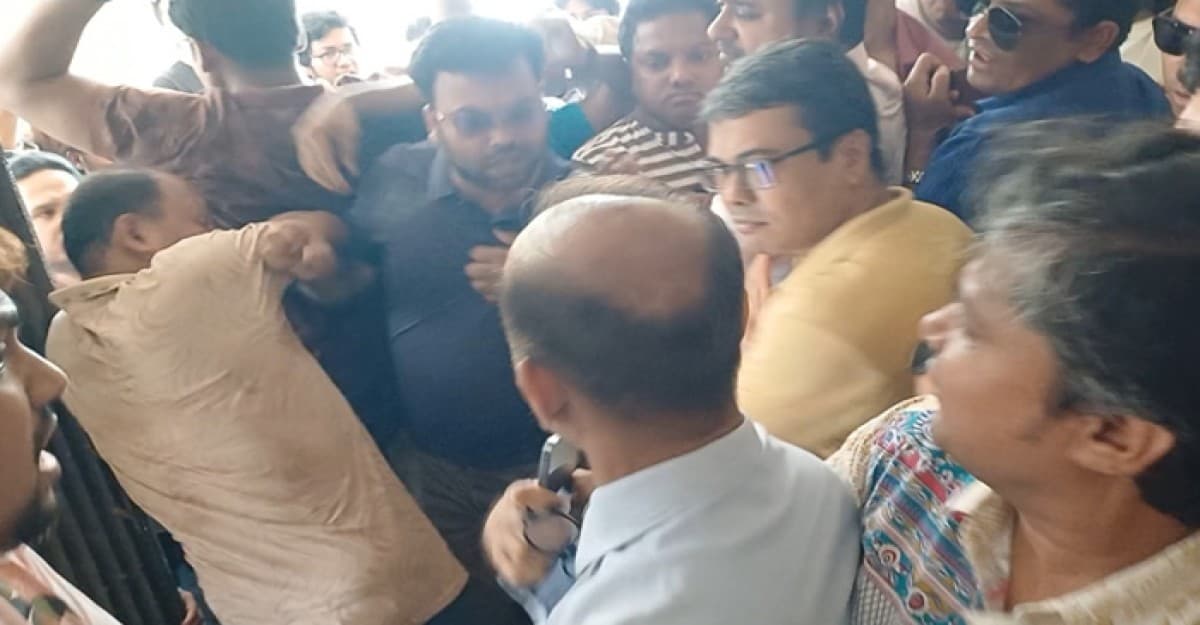 কুবিতে উপাচার্য-শিক্ষক সমিতি-ছাত্রলীগের ত্রিমুখী সংঘর্ষ: আহত অনেকেই