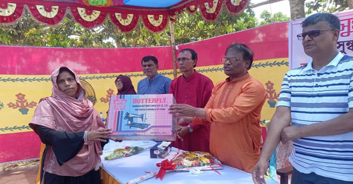লালপুরে অসচ্ছল নারীদের মাঝে বসুন্ধরা গ্রুপের সেলাই মেশিন বিতরণ