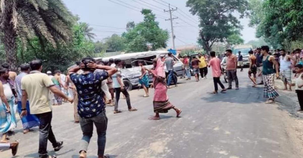 কক্সবাজারে বাস-মাইক্রোর সংঘর্ষে প্রাণ গেল ৪ জনের