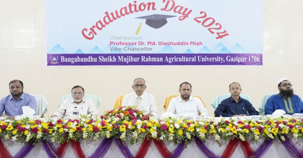 বশেমুরকৃবিতে জাঁকজমকপূর্ণ পরিবেশে গ্র্যাজুয়েশন ডে অনুষ্ঠিত