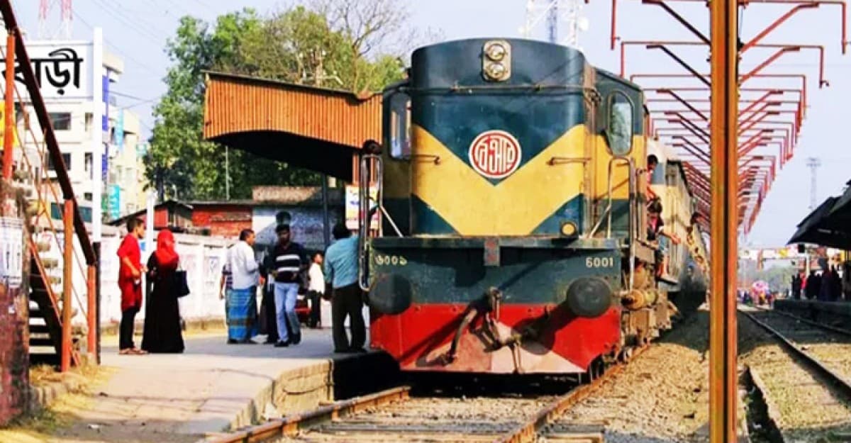 রাজবাড়ীতে ট্রেন লাইনচ্যুত, রেল যোগাযোগ বন্ধ