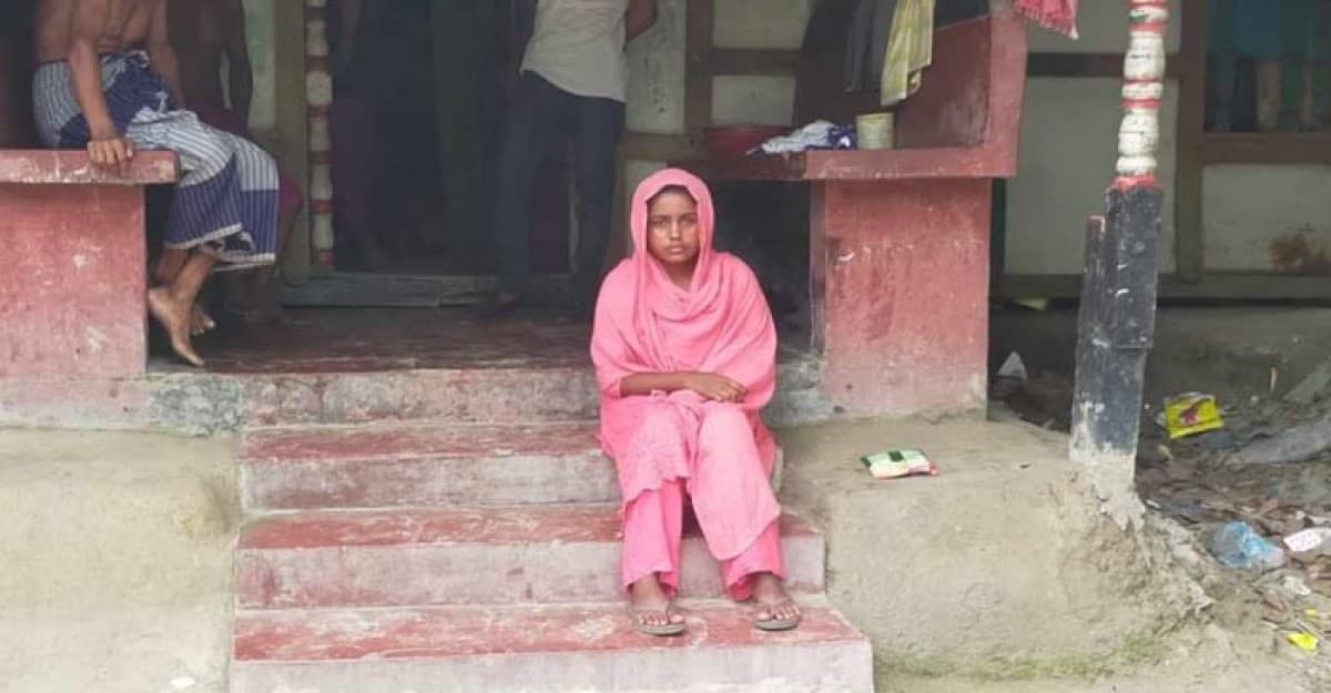 পটুয়াখালীতে স্ত্রীর দাবিতে প্রেমিকের বাড়িতে অনশন