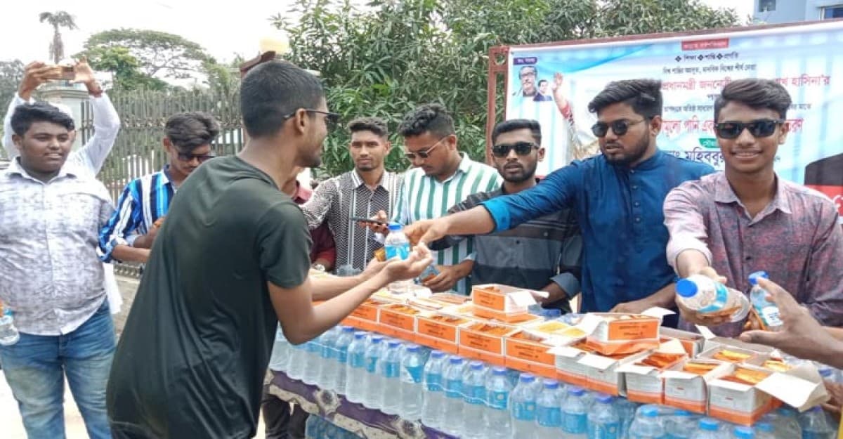ত্রান প্রতিমন্ত্রীর পক্ষে পথচারীদের মাঝে পানি ও খাবার স্যালাইন বিতরণ