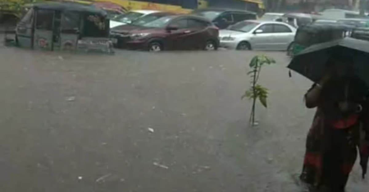 বৃষ্টিতে বিভিন্ন এলাকায় জলাবদ্ধতা, ভোগান্তিতে রাজধানীবাসী
