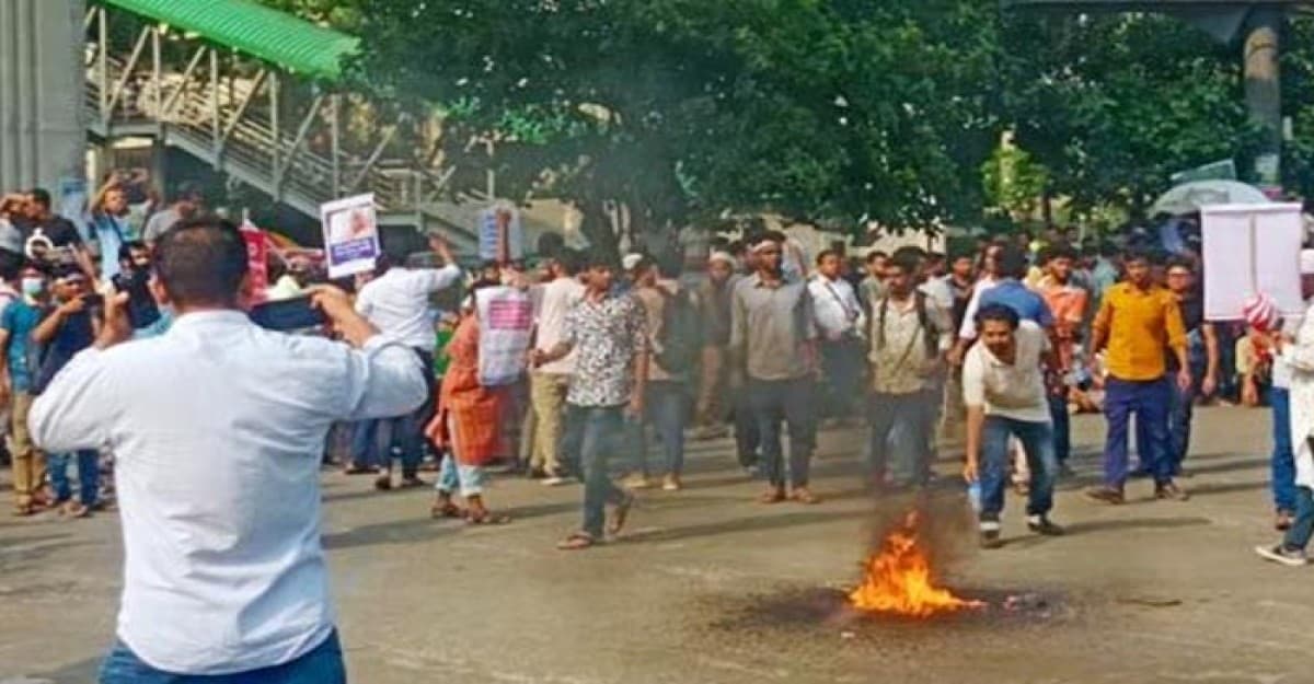 পুলিশের ব্যারিকেড ভেঙে শাহবাগে অবরোধ ৩৫ চাকরিপ্রত্যাশীদের