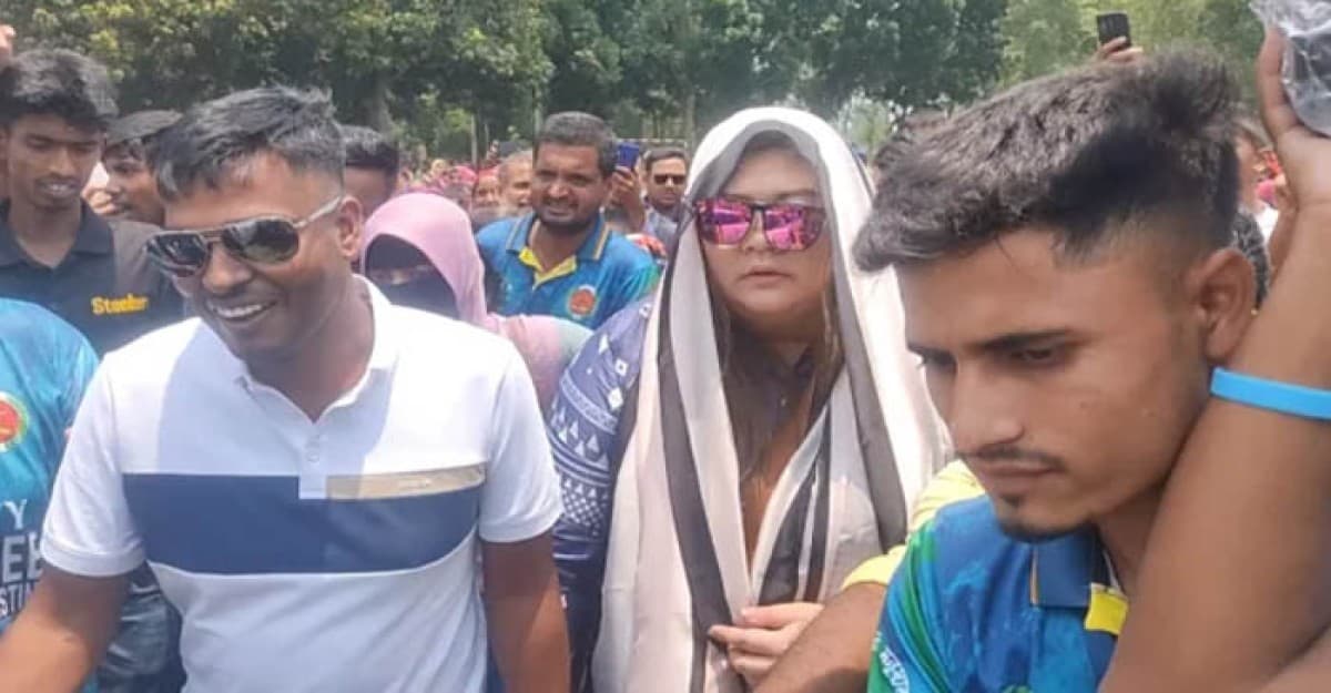 বিদেশি বউকে নিয়ে হেলিকপ্টারে বাড়ি ফিরলেন রেজাউল