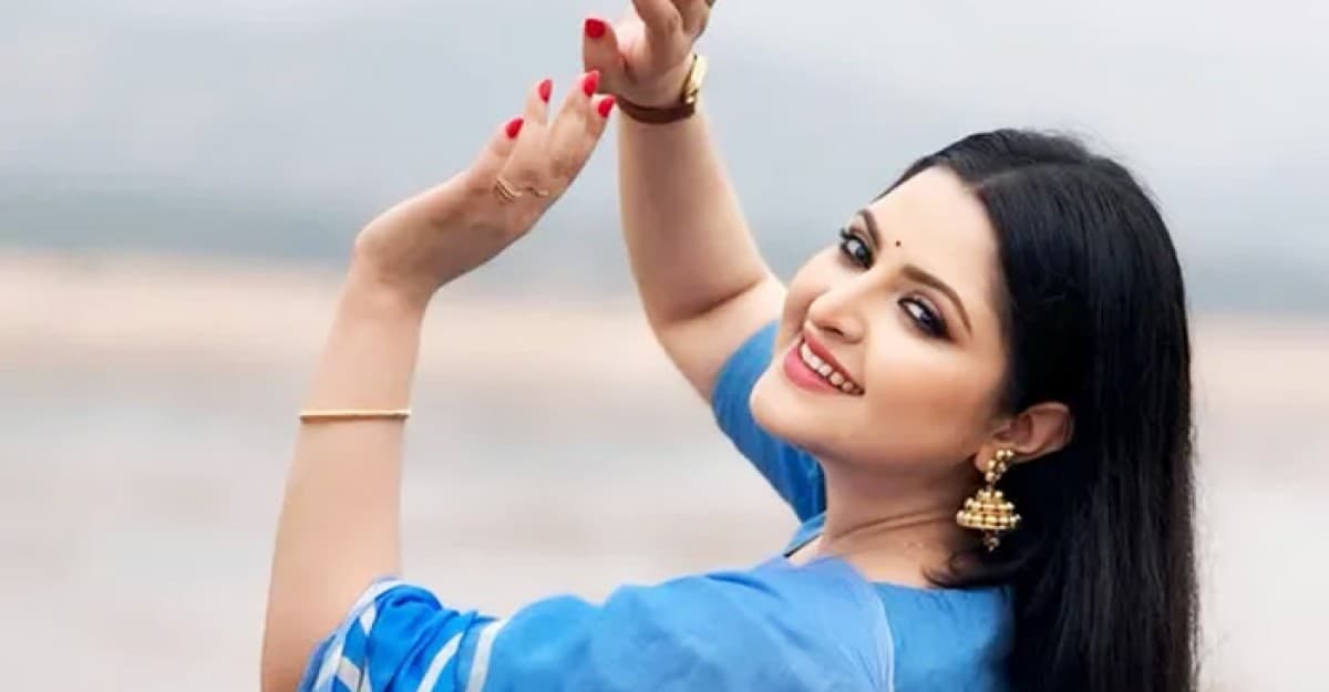 এবার কন্যা সন্তানকে প্রকাশ্যে আনলেন পরীমনি