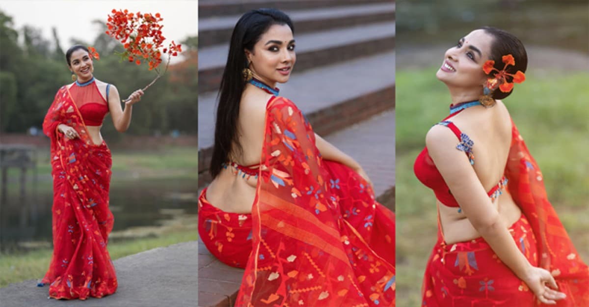 কৃষ্ণচূড়ার বনে ‘আগুন জ্বালালেন’ রুনা