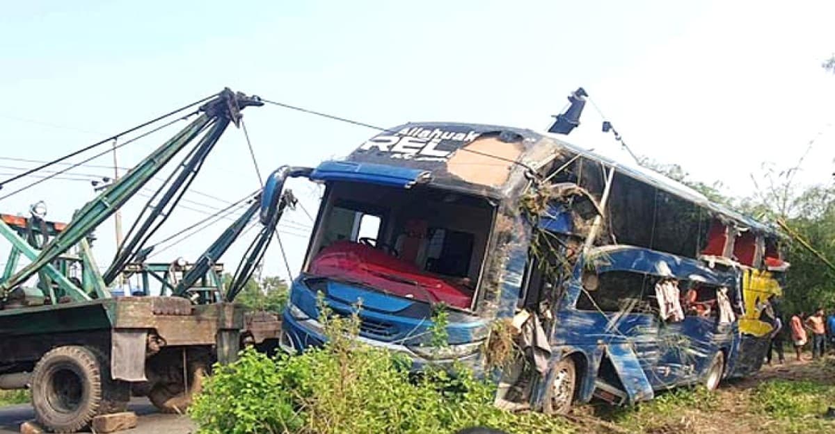 চৌদ্দগ্রামে বাস উল্টে প্রাণ গেল ৫ জনের