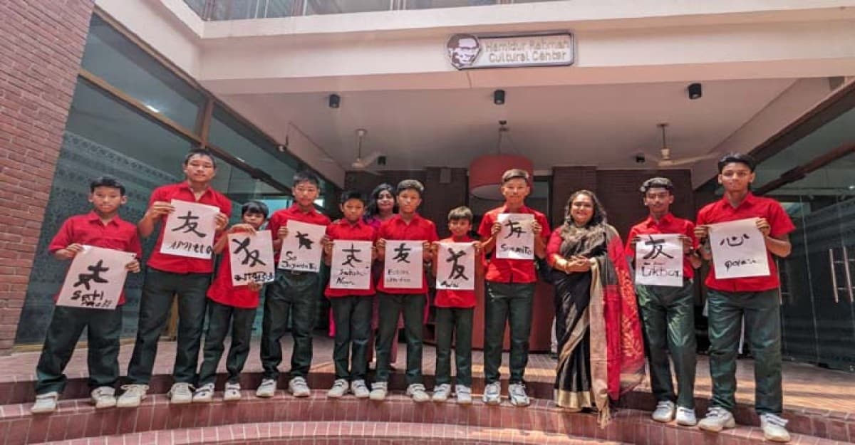 জাপানি ক্যালিগ্রাফি শিল্পীর ওয়ার্কশপে উচ্ছ্বসিত শিশুরা