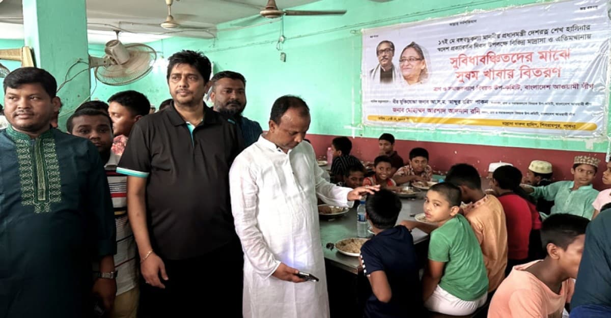 প্রধানমন্ত্রীর স্বদেশ প্রত্যাবর্তন দিবস উপলক্ষে পাবনায় সুবিধাবঞ্চিতদের মাঝে সুষম খাবার বিতরণ