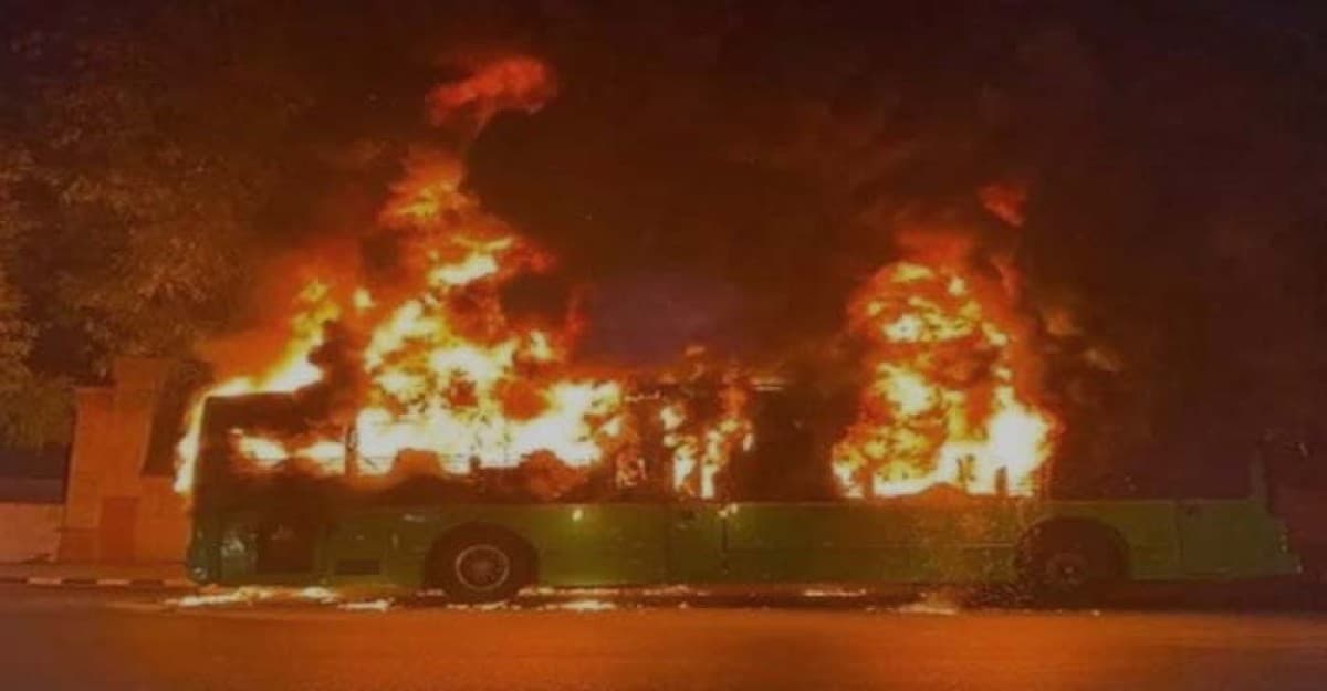 চলন্ত বাসে আগুন, ঘটনাস্থলেই ৮ জনের মৃত্যু