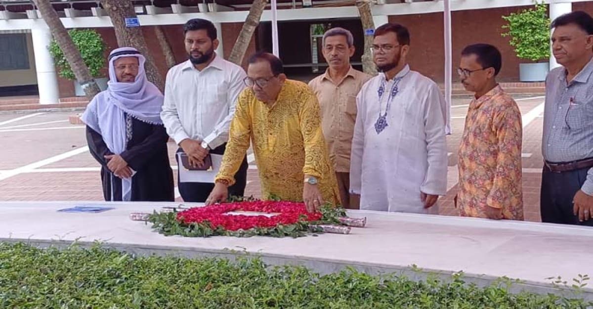 বঙ্গবন্ধুর সমাধিতে পিআইবি'র মহাপরিচালক জাফর ওয়াজেদ এর শ্রদ্ধা নিবেদন