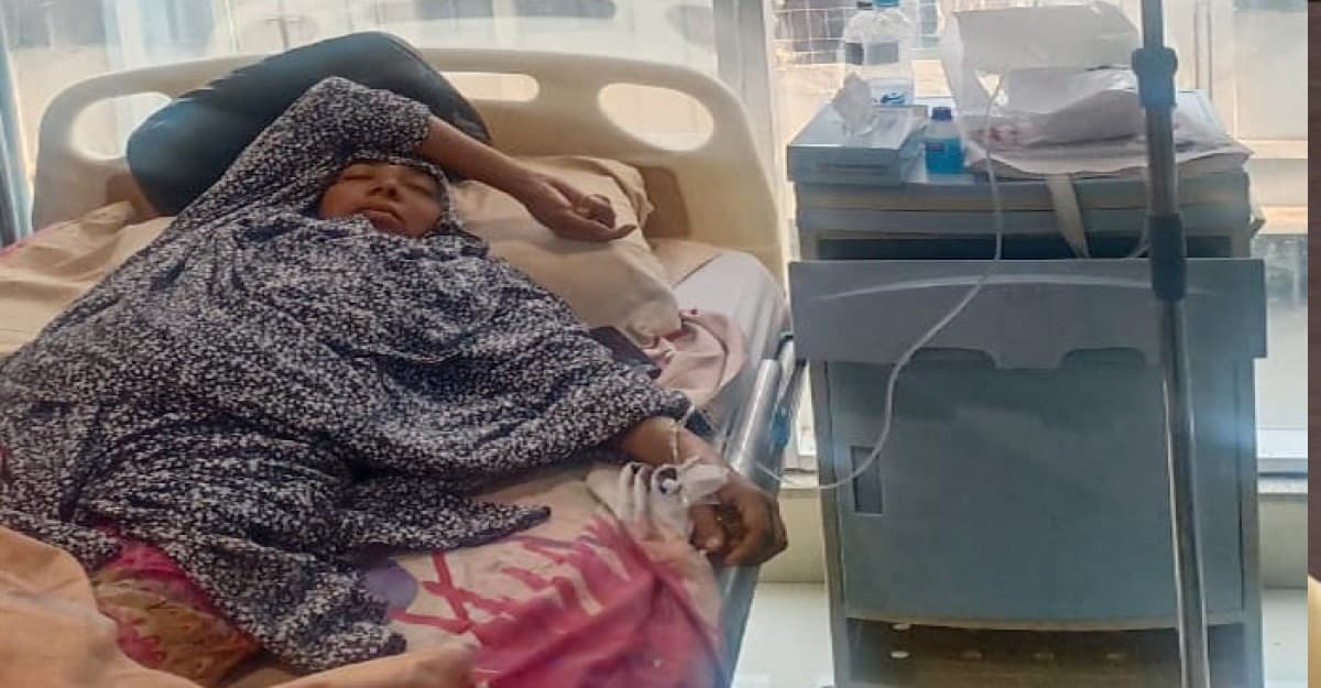 ক্যান্সার আক্রান্ত মাকে বাঁচাতে ঢাকা কলেজ ছাত্রের আকুতি