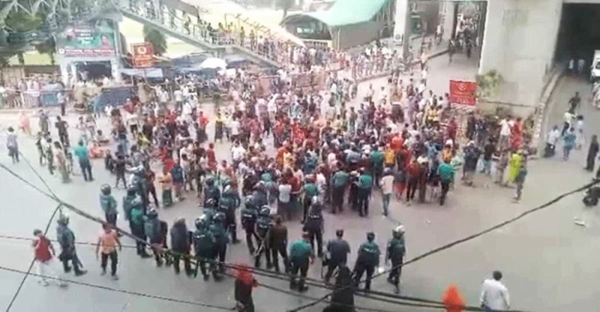 হাতে লাঠি নিয়ে অটোরিকশা চালকদের সড়ক অবরোধ