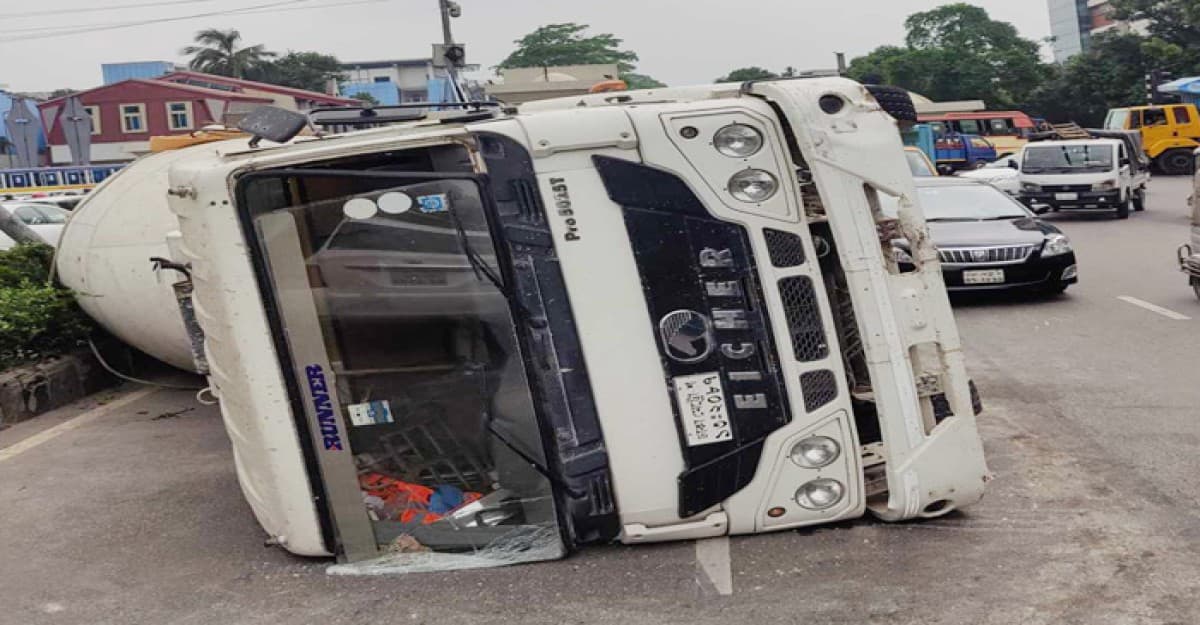 রাজধানীতে নিয়ন্ত্রণ হারিয়ে উল্টে গেল লরি