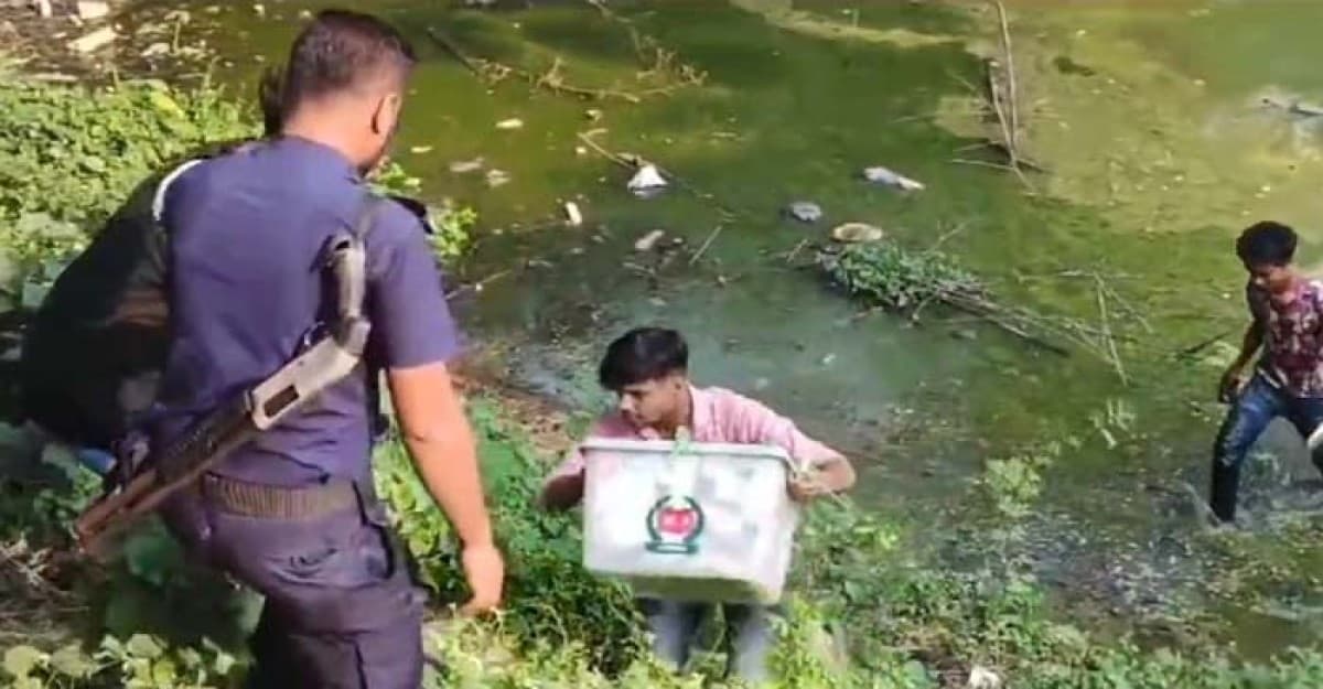 প্রকাশ্যে ব্যালট বাক্স ছিনতাই, পুকুর থেকে উদ্ধার করল পুলিশ