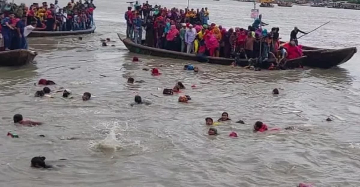 মোংলায় ৬০ জন যাত্রী নিয়ে নৌকাডুবি