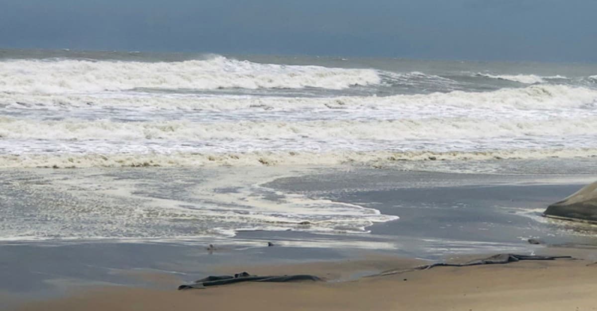 কক্সবাজারের আকাশে রোদ-মেঘের খেলা,  বেড়েছে সাগরের পানির উচ্চতা