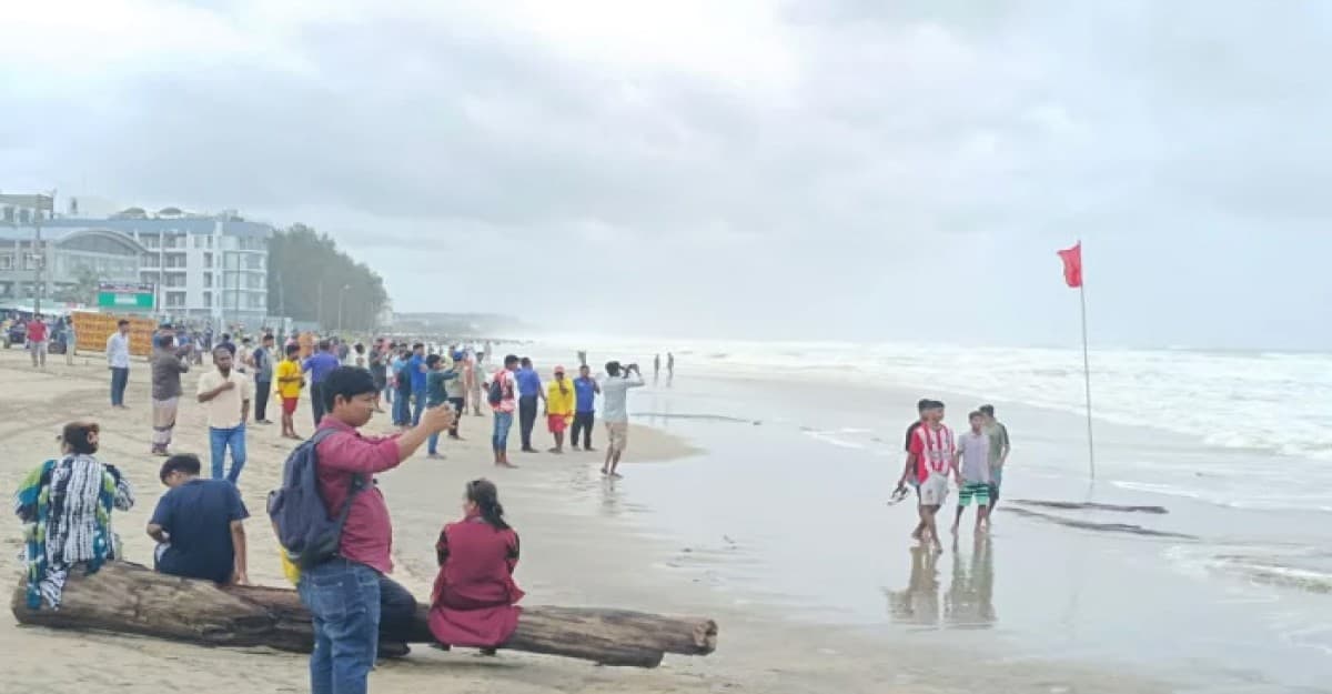 ঘূর্ণিঝড় ‘রেমাল’দেখতে সৈকতে পর্যটকের ভিড়