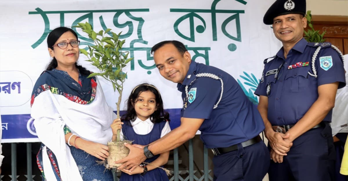 কুড়িগ্রামে কমলা গাছের চারা পেয়ে আনন্দিত কোমলমতি শিক্ষার্থীরা