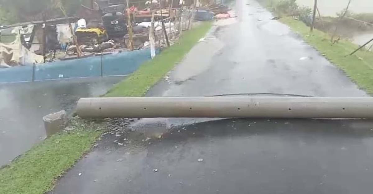 বাগেরহাটে ৪৫ হাজার ঘরবাড়ি বিধ্বস্ত, ভেসে গেছে অসংখ্য চিংড়ি ঘের