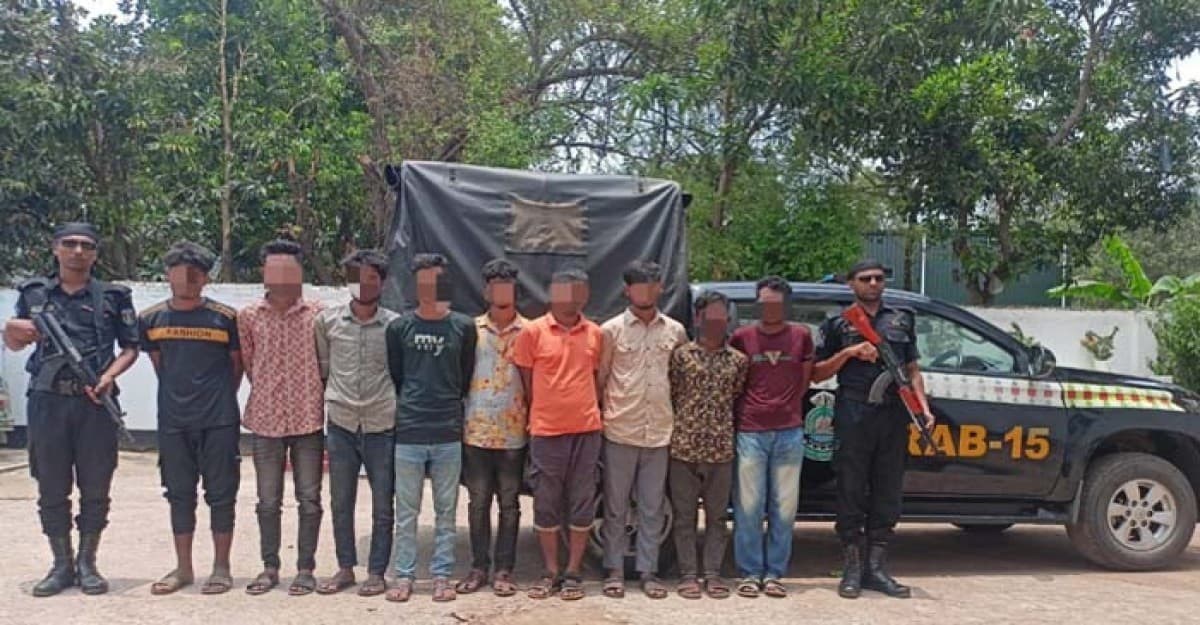 কক্সবাজারে ডাকাতির প্রস্তুতিকালে দেশিয় অস্ত্র সহ গ্রেপ্তার ১৭