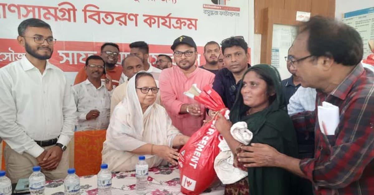 জন্মদিন পালন না করে সেই অর্থ দিয়ে মোংলায় বসুন্ধরা'র সহায়তা প্রদান