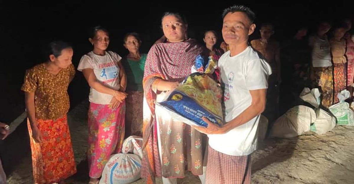 বরগুনায় রেমালে ক্ষতিগ্রস্ত রাখাইনদের মাঝে ত্রাণ বিতরণ