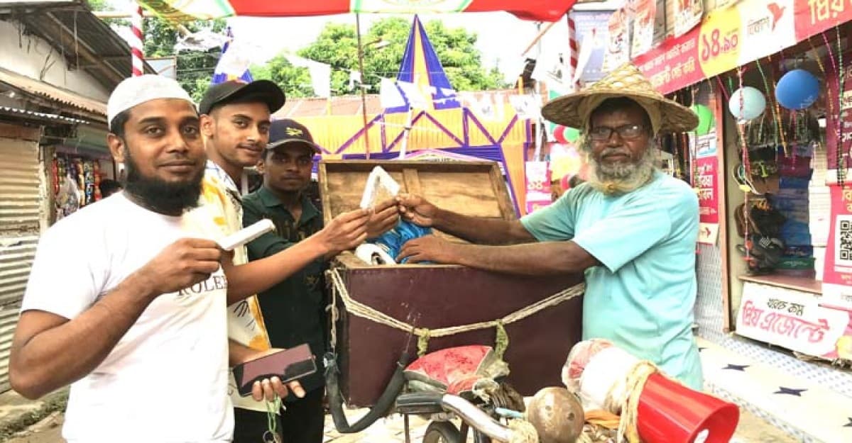 আইসক্রিম বিক্রি করেই চলে যার সংসার