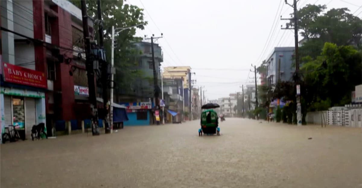 মধ্যরাতে ভারী বৃষ্টিতে ডুবল সিলেট নগরীর বহু এলাকা