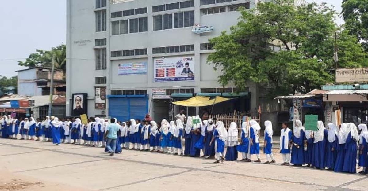 বাঘায় অবৈধ যান চলাচল বন্ধের দাবিতে ছাত্রীদের মানববন্ধন