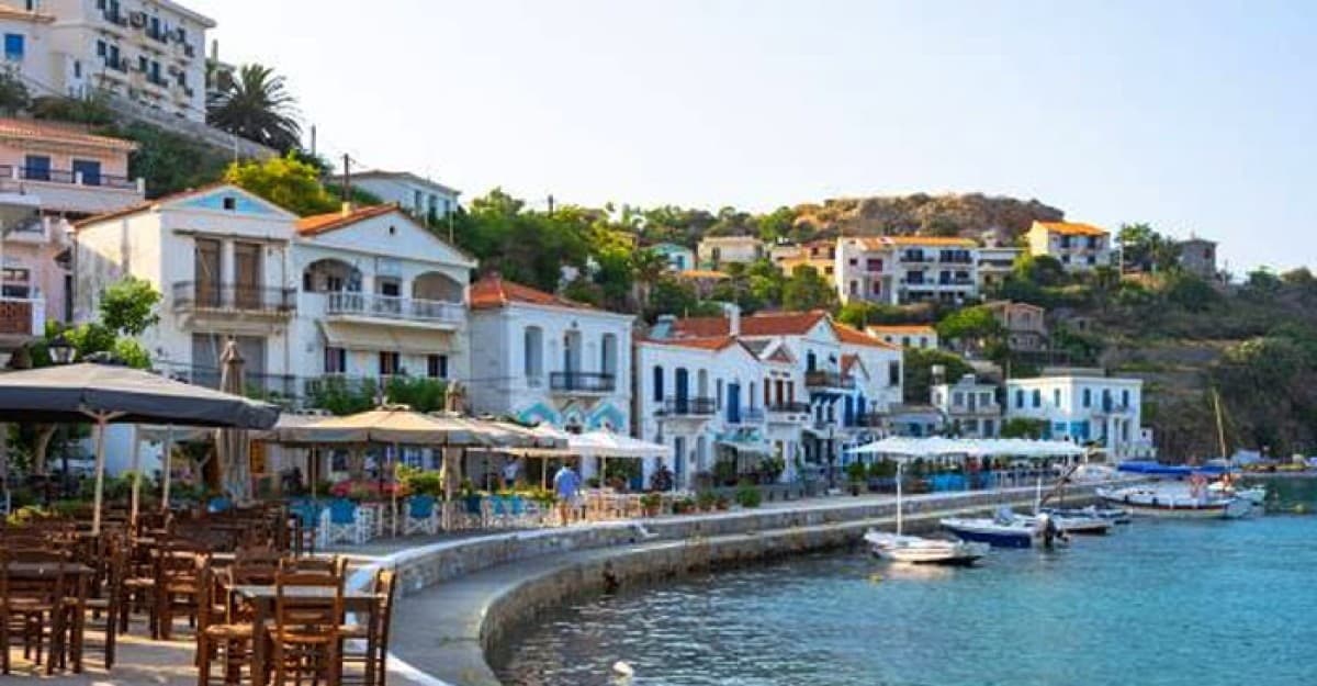 যে দেশের মানুষের গড় আয়ু ১০০ বছর!