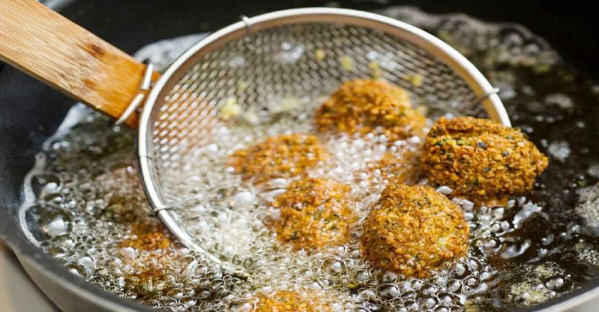 যে কৌশলে তেলেভাজা খাবার মুচমুচে করবেন